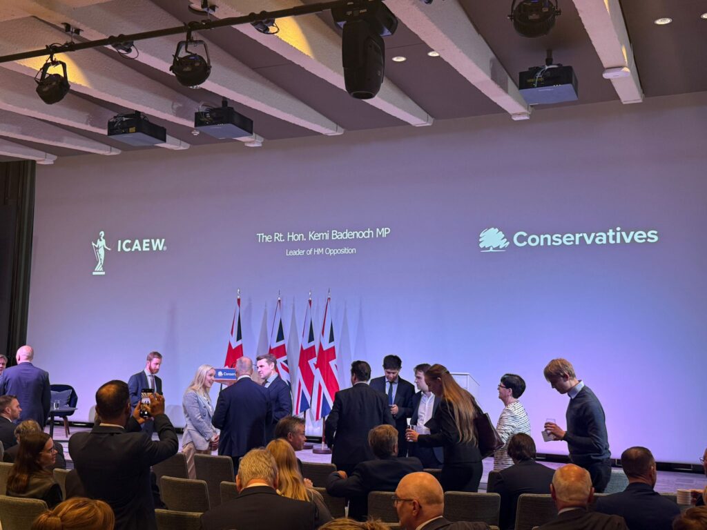 英國保守黨黨魁栢丹娜(Kemi Badenoch)呼籲首相施紀賢(Keir Starmer)在國家經濟進一步惡化前尋求與保守黨合作